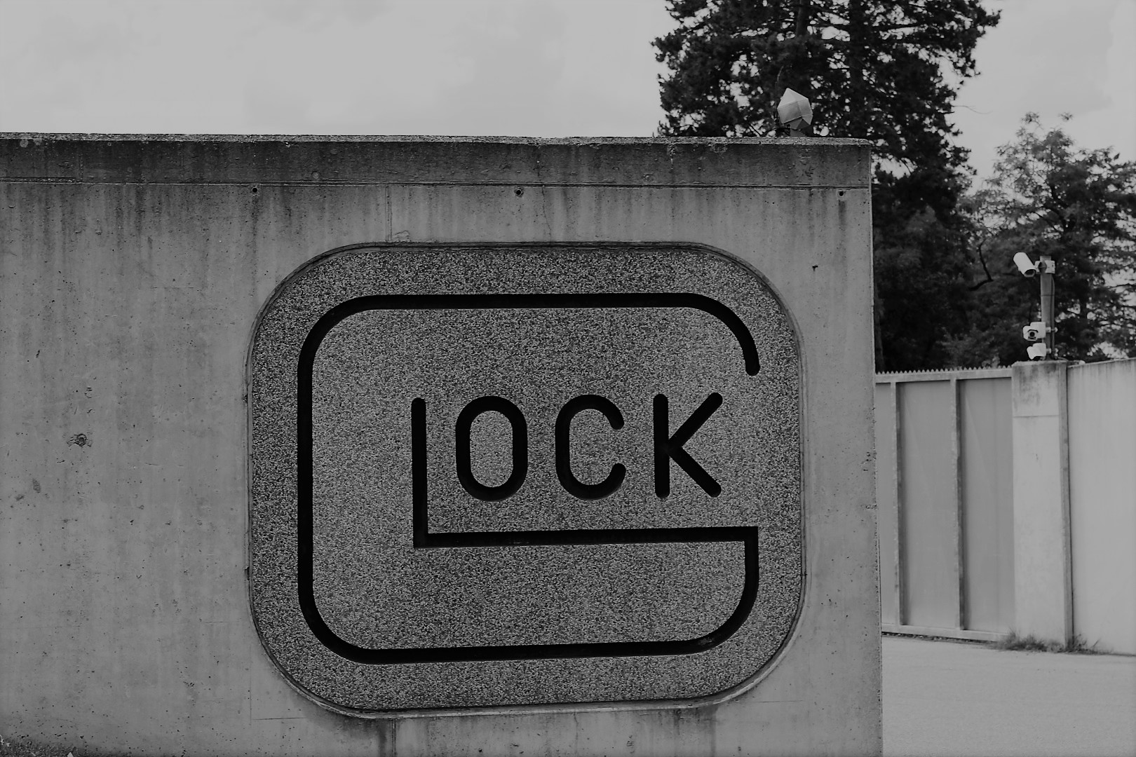 Glock, Fabrik, Eingang, Deutsch-Wagram, Glock-Logo, Mauer, schwarz-weiß